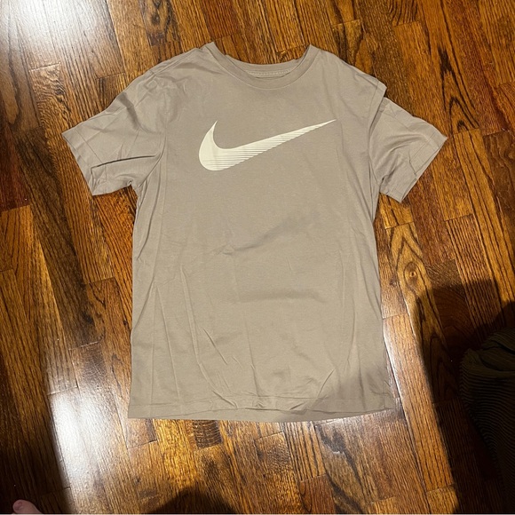 Men’s Nike Cream Swoosh Shirt - Size Medium - Picture 3 of 4